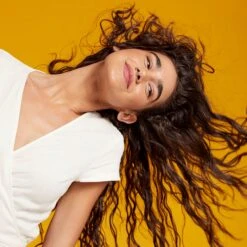 Curl Leave-in Conditioner 14 Curl Leave-in Conditioner -VIRTUE Shop 7 FinalPDP Model CurlLeave InConditioner Single 01