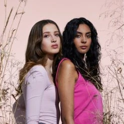 Dry Shampoo Powder -VIRTUE Shop 8 FinalPDP Model DryShampooPowder Duo Alexis Beatrice 04