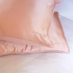 Kiss Pillow Rose Gold - Taie D'oreiller Double Face Anti-frisottis Et Déshydratation 11 Kiss Pillow Rose Gold - Taie D'oreiller Double Face Anti-frisottis Et Déshydratation -VIRTUE Shop Kiss Pillow Visuel 4 site