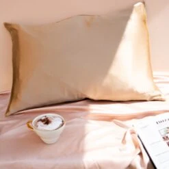 Kiss Pillow Caramel - Taie D'oreiller Double Face Anti-frisottis Et Déshydratation -VIRTUE Shop Les Secrets de Loly Kiss Pillow ambiance