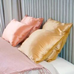 Kiss Pillow Rose Gold - Taie D'oreiller Double Face Anti-frisottis Et Déshydratation 13 Kiss Pillow Rose Gold - Taie D'oreiller Double Face Anti-frisottis Et Déshydratation -VIRTUE Shop Les Secrets de Loly Kiss Pillow carre rectangle rose caremel