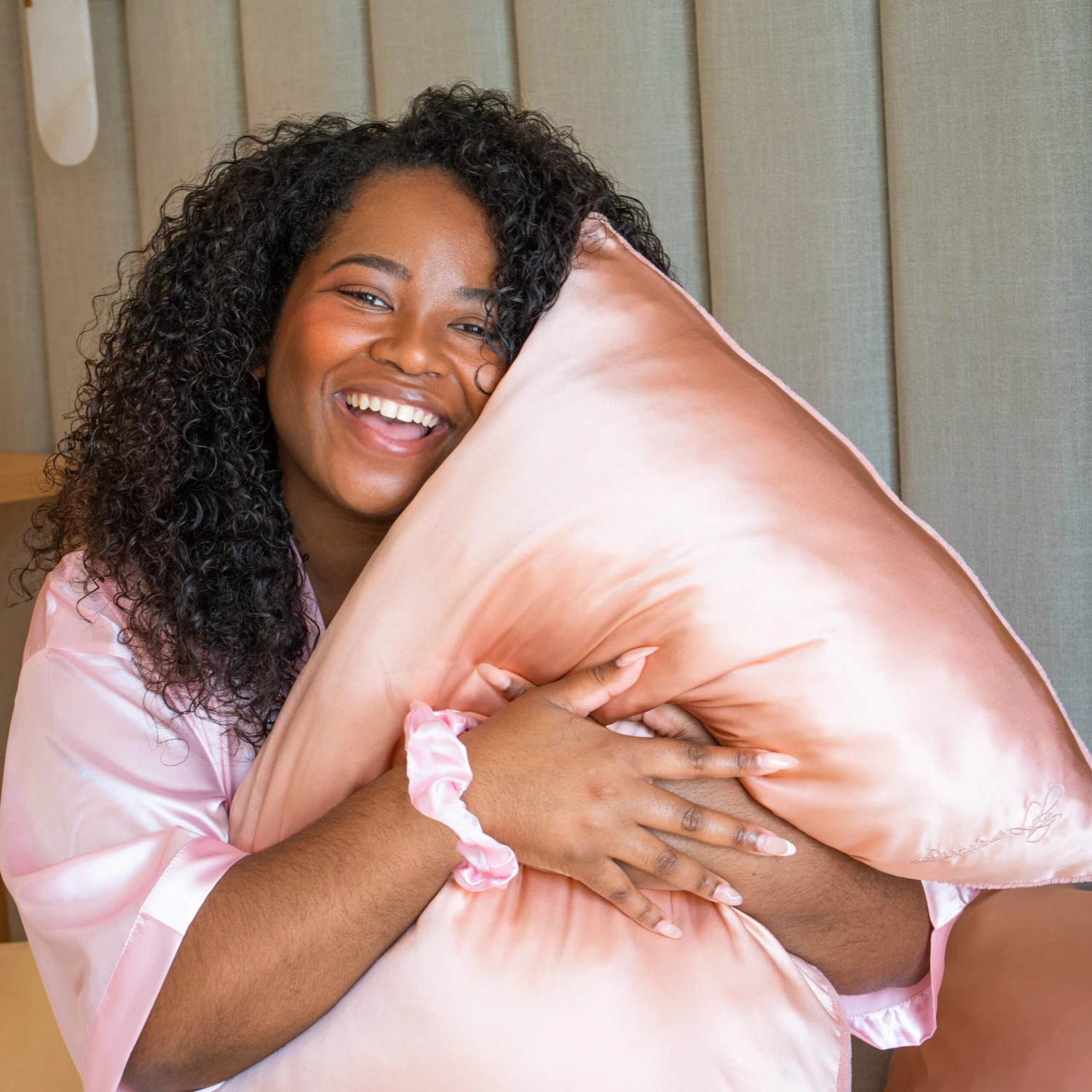 Kiss Pillow Rose Gold - Taie D'oreiller Double Face Anti-frisottis Et Déshydratation 5 Kiss Pillow Rose Gold - Taie D'oreiller Double Face Anti-frisottis Et Déshydratation - Image 5