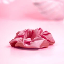 Skurlchie - Scrunchie En Soie ⌀ 6cm 12 Skurlchie - Scrunchie En Soie ⌀ 6cm -VIRTUE Shop skurchie rose fonce secrets de loly 23a7b49c ef1b 4f48 b40a 05e9da0ceb8a