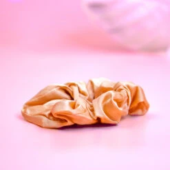 Skurlchie - Scrunchie En Soie ⌀ 6cm 13 Skurlchie - Scrunchie En Soie ⌀ 6cm -VIRTUE Shop skurchie saumon secrets de loly 281833a9 be48 4560 9b3e 35155eca7eba