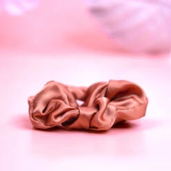 Skurlchie - Scrunchie En Soie ⌀ 6cm 15 Skurlchie - Scrunchie En Soie ⌀ 6cm -VIRTUE Shop skurchie terracotta secrets de loly fond rose