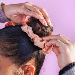 Skurlchie - Scrunchie En Soie ⌀ 6cm 10 Skurlchie - Scrunchie En Soie ⌀ 6cm -VIRTUE Shop skurlchie porte secrets de loly