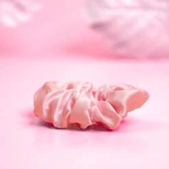 Skurlchie - Scrunchie En Soie ⌀ 6cm 11 Skurlchie - Scrunchie En Soie ⌀ 6cm -VIRTUE Shop skurlchie rose clair secrets de loly 525c75ad 3904 4381 add8 0343635720be